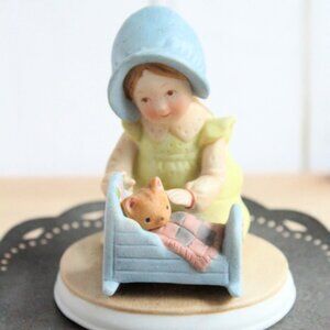 Vintage Holly Hobbie Figurine/Sweet Remembrance Collection/Pleasant Dream
